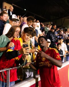 Ibrahima Baldé soutenu par les supporters du Rodez Aveyron Football